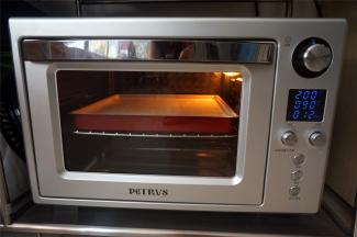 烤箱上火200度，下火90度，预热5分钟后，放入中层，烘烤12分钟。