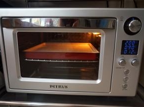 烤箱上火200度，下火90度，预热5分钟后，放入中层，烘烤12分钟。