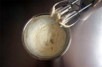 将120克淡奶油打发至9分发。