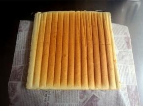 将蛋糕体翻转，再翻转，蔓越莓毛巾面朝上，带网痕的表皮面朝下。