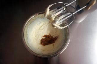 焦糖海盐酱加入到打发的淡奶油中，拌均匀即可。