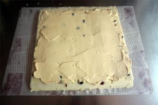 抹上焦糖海盐奶油馅，切去蛋糕首尾，紧紧卷起，放冰箱冷藏定型2小时以上。