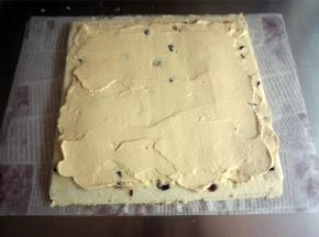 抹上焦糖海盐奶油馅，切去蛋糕首尾，紧紧卷起，放冰箱冷藏定型2小时以上。