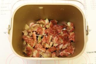 新鲜无花果去皮撕成小块，放入面包机桶内