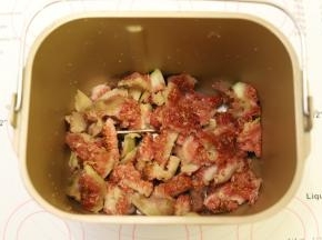 新鲜无花果去皮撕成小块，放入面包机桶内