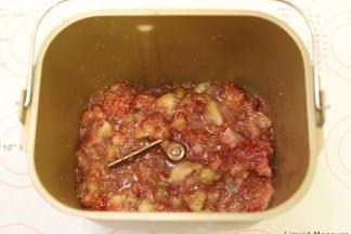 带上一次性手套，将无花果捏碎，放入面包机内