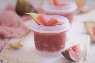 准备两个密封的瓶子，消毒，擦干，装入无花果酱，冰箱冷藏