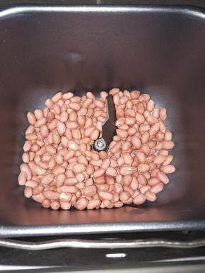 花生米炒熟，微焦黄最好，做花生酱巨香