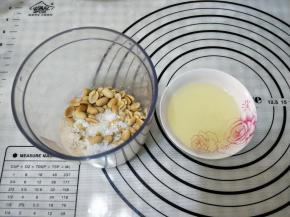 除了花生油外，将花生米、糖、盐放入搅拌杯。
