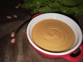 做好的花生酱倒入消毒过的干净容器，必须无水无油。冰箱冷藏储存