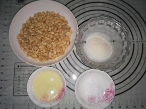 花生米去衣稍微擀碎