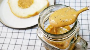 倒入事先消毒好无水无油的容器，冰箱冷藏保存。