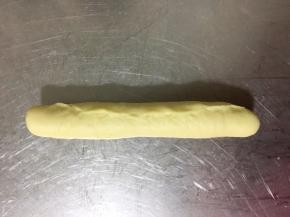 从一侧卷起，边缘收口捏紧