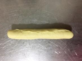 从一侧卷起，边缘收口捏紧