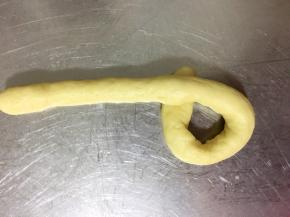 取一根再搓长一些，大约30～35cm即可，如图这样搭一下