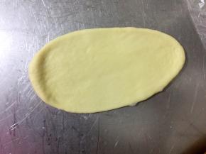 取一个面团，擀成牛舌状