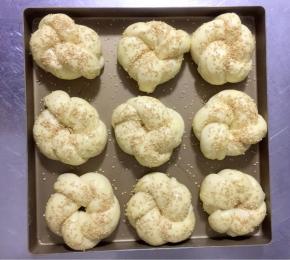 发酵结束后，刷少许蛋液，撒适量白芝麻