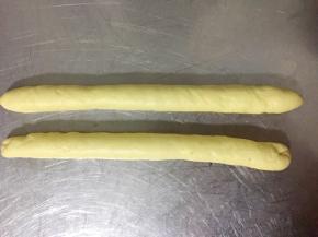 依次搓成长条后去第一根开始下一步操作。（我忘记拍图了，整形剩两根才想起来）期间要加盖保鲜膜防干