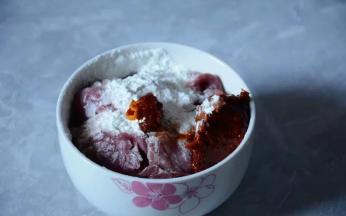 准备材料，藕，青笋，土豆切片。姜蒜切片待用。