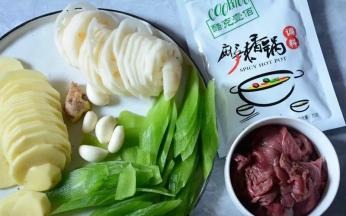 准备材料，藕，青笋，土豆切片。姜蒜切片待用。