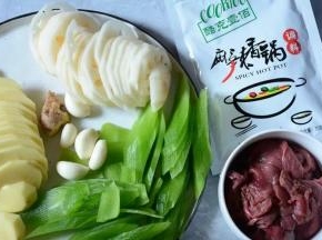 准备材料，藕，青笋，土豆切片。姜蒜切片待用。