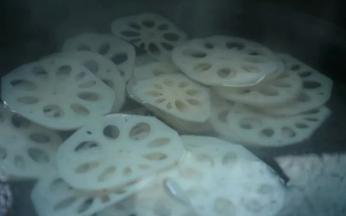 锅中放入适量的水，待水沸腾后，分次将配菜煮至7分熟。捞出沥干水待用。