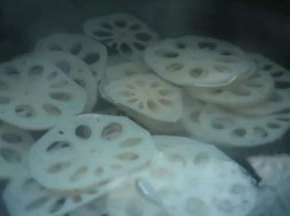 锅中放入适量的水，待水沸腾后，分次将配菜煮至7分熟。捞出沥干水待用。
