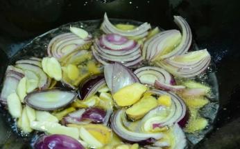 锅中倒入适量的菜籽油，等油熟烫之后下入姜片，洋葱爆炒出香。