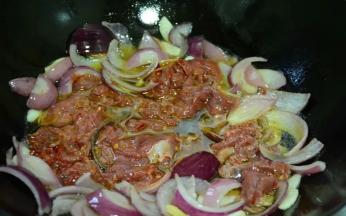 接着加入牛肉翻炒均匀，至出香。