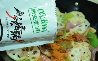 接着加入配菜和麻辣香锅料，继续翻炒均匀。