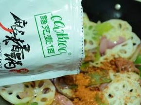 接着加入配菜和麻辣香锅料，继续翻炒均匀。