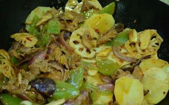 炒香之后加入花椒油，翻炒两下。