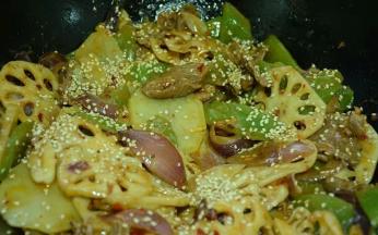 接着加入熟白芝麻翻炒均匀，至牛肉熟透即可起锅。起锅前加入切好的芹菜和小米辣装盘就可以享受美味了。