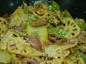接着加入熟白芝麻翻炒均匀，至牛肉熟透即可起锅。起锅前加入切好的芹菜和小米辣装盘就可以享受美味了。