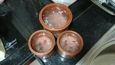 加入适量清水，浸泡半小时