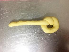 再把长条从圈内绕一圈拿出来