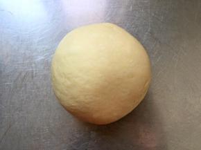 除黄油外所有材料混合揉匀有一个不结实的膜后再加入黄油揉至扩展阶段。进行第一次发酵