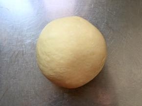 除黄油外所有材料混合揉匀有一个不结实的膜后再加入黄油揉至扩展阶段。进行第一次发酵