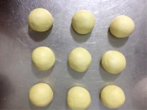 发酵结束后排气分割成等量的大小，滚圆，盖保鲜膜醒发15分钟