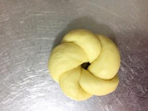 再反复一次，两个借口捏紧，压在下面即可