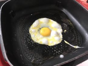 不粘锅刷一层油，打入一个鸡蛋，鸡蛋煎至两面金黄即可。