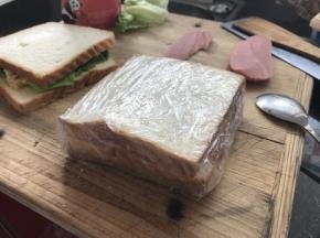 用保鲜膜包好