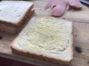 取一片吐司涂一层安佳软黄油