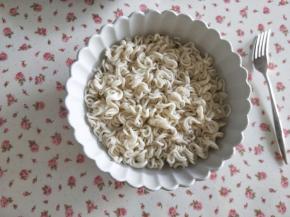 泡面先用热水泡3分钟，沥干水分