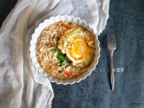 出锅，撒上葱花，加入鸡蛋即可