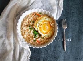 出锅，撒上葱花，加入鸡蛋即可