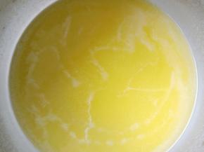 黄油加热至融化放凉备用。