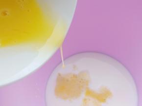 打蛋盆里放入牛奶，再加入打散的蛋液搅拌均匀。(如果要加糖的小伙伴此时就可以添加了)。