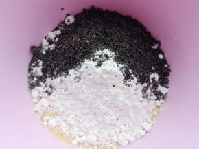 放入麻薯粉和黑芝麻粉(黑芝麻打成粉)，带上手套揉至无干粉。