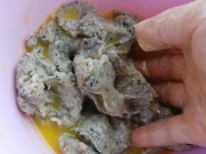 加入之前软化好的黄油继续揉。让黄油融入到面团中。